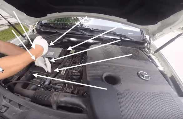Откручиваем винты крепления крышки воздушного фильтра Mercedes GLK 220