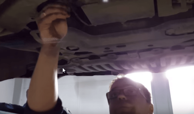Закручиваем маслосливную пробку двигателя Mercedes GLK 220